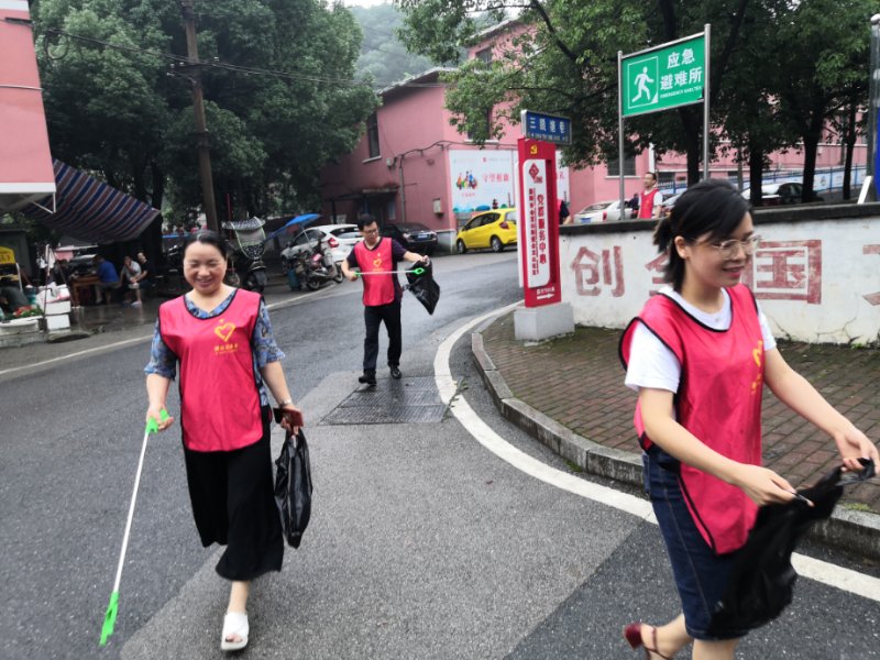 益陽市衛(wèi)生職業(yè)技術(shù)學(xué)校黨員干部開展保護環(huán)境志愿服務(wù)活動(圖2)