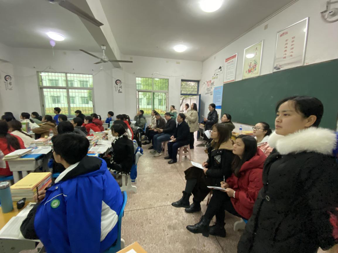 聽課評(píng)課出實(shí)招 教研教改顯作為(圖1)