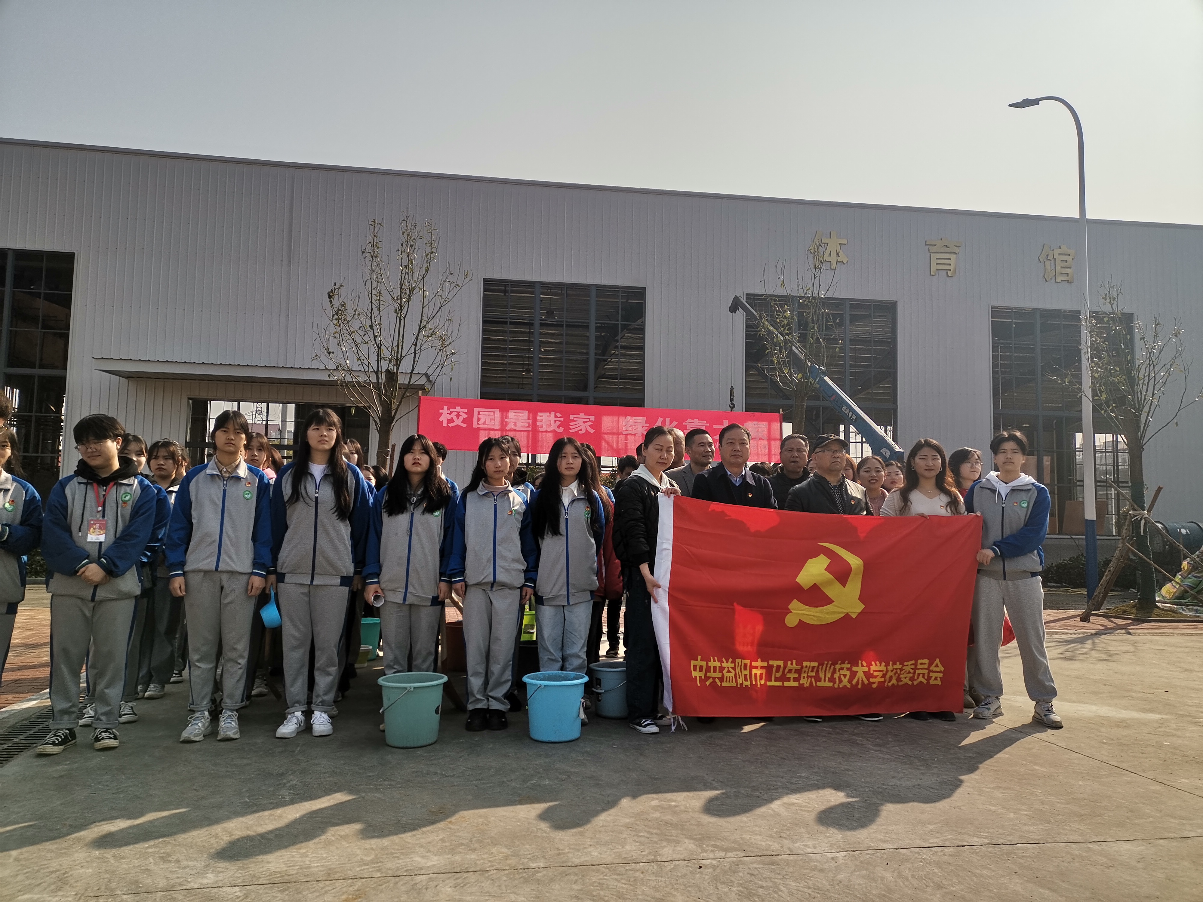 黨建帶團(tuán)建 植樹添新綠(圖1)
