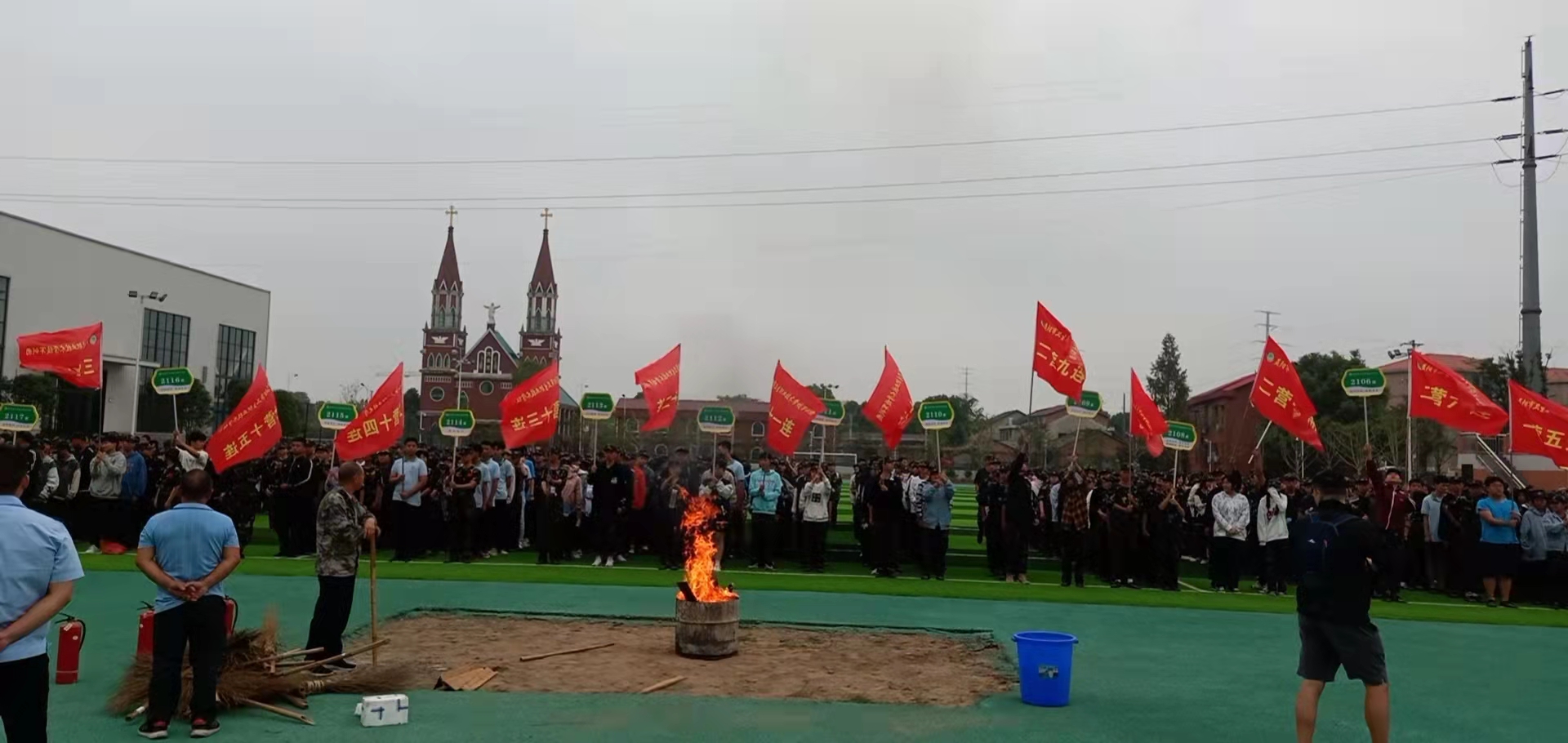 消防進(jìn)軍訓(xùn)，演練保平安——我校新生開展消防安全緊急疏散演練(圖1)
