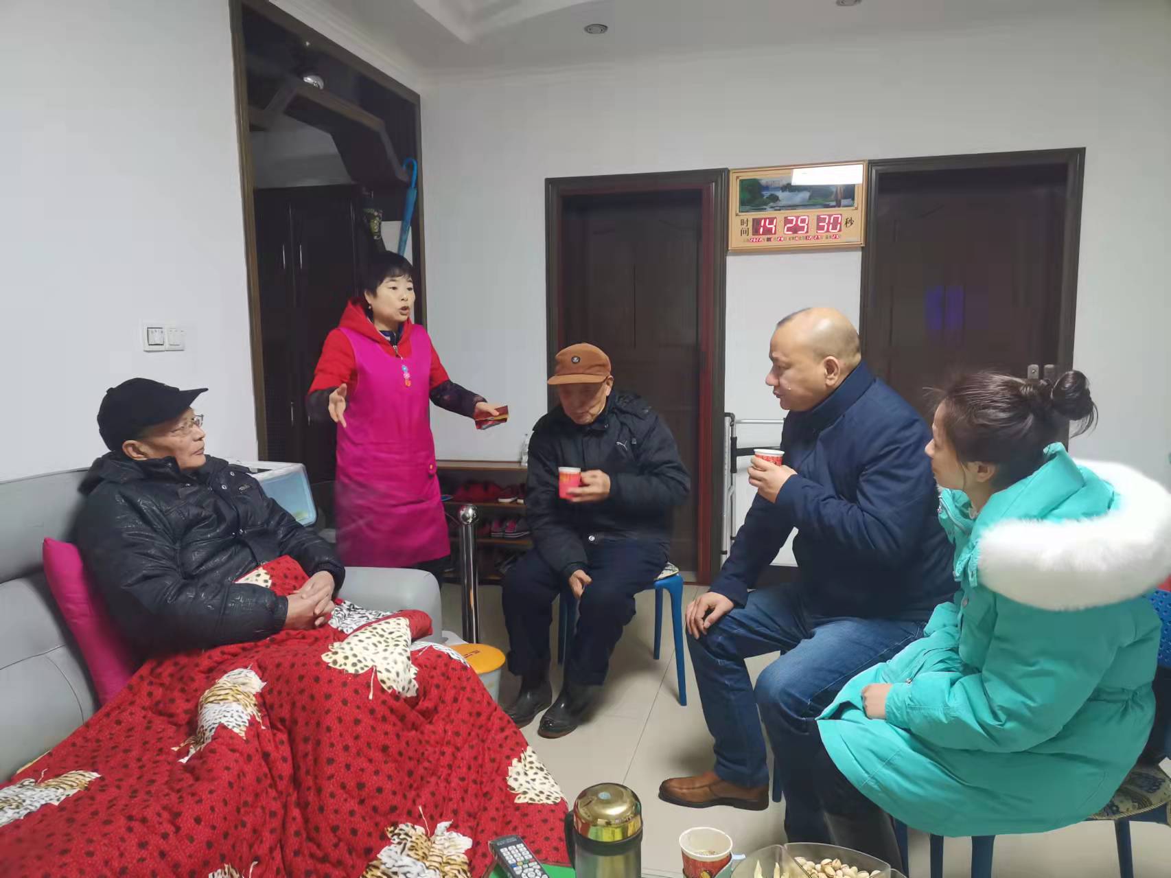 歲寒送溫暖，年關(guān)情更濃——春節(jié)前夕走訪慰問退休老教師、困難黨員活動(圖2)