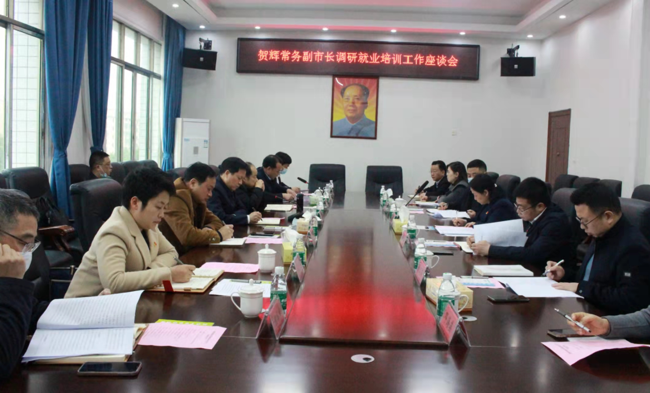 賀輝常務(wù)副市長調(diào)研就業(yè)培訓(xùn)工作座談會(huì)在我校召開(圖1)