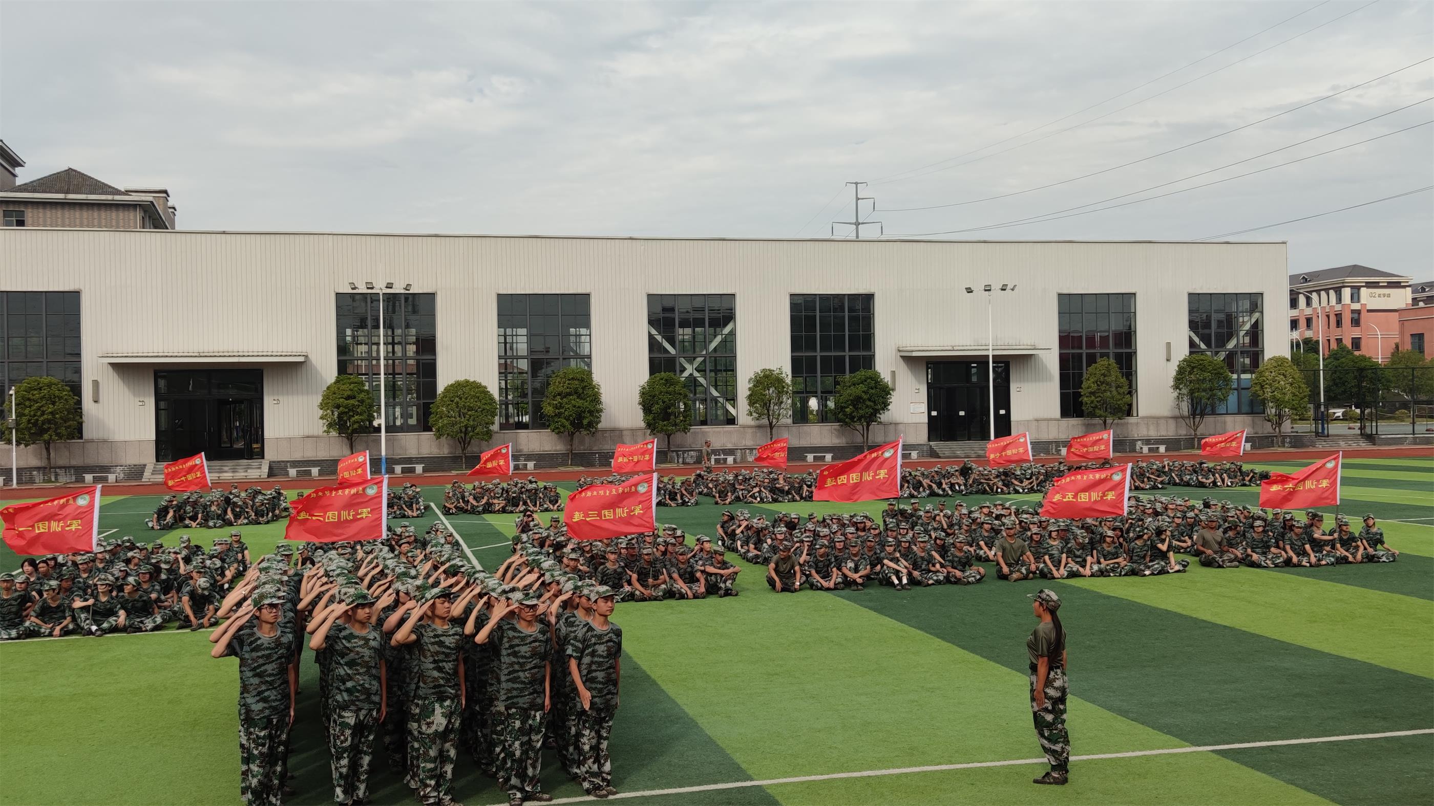 英姿颯爽少年氣，砥礪青春鑄軍魂——益陽(yáng)市衛(wèi)生職業(yè)技術(shù)學(xué)校新生軍訓(xùn)圓滿(mǎn)結(jié)束(圖3)