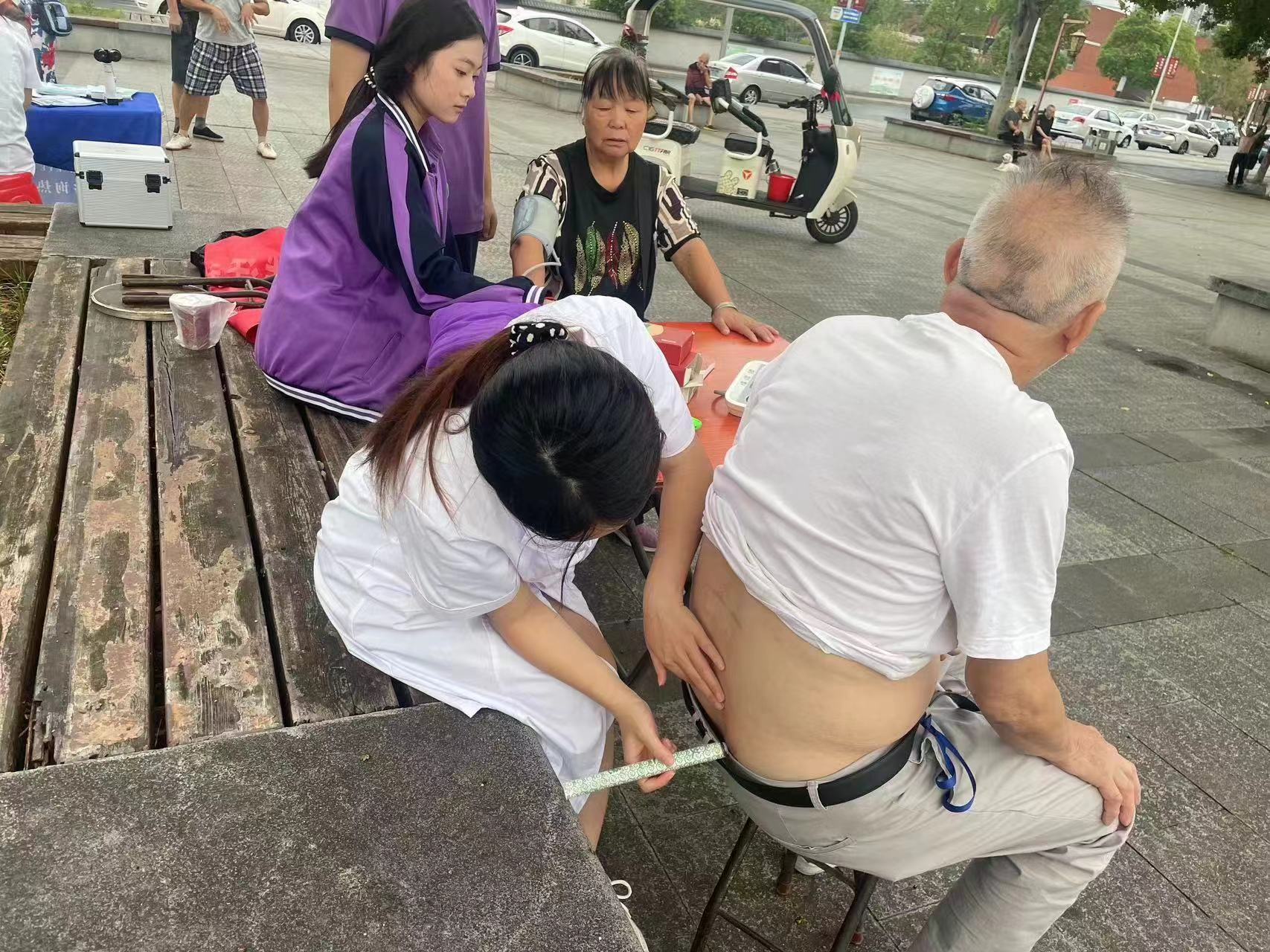 山鄉(xiāng)尚禮·中醫(yī)保健  ——我校學(xué)子積極參與資江文明帶文明實(shí)踐活動(dòng)(圖2)